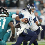 Jags return fumble for TD, beat Titans for AFC South title
