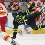 Flames score 4 goals in 2nd period, hold off Stars 6-5