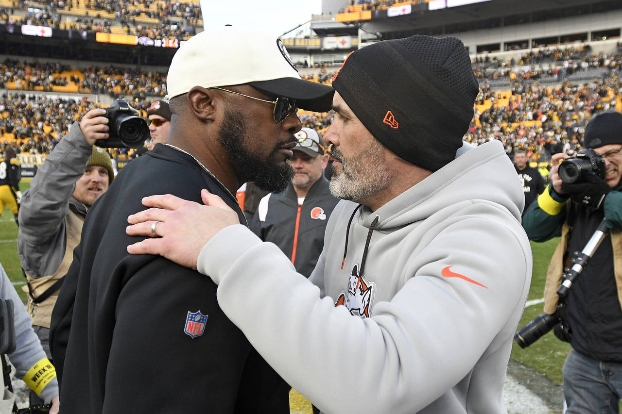 Pittsburgh Steelers head coach Mike Tomlin, left, and Cleveland Browns head coach Kevin Stefanski m...