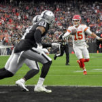Mahomes sets record, Chiefs beat Raiders for AFC's top seed