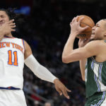 Randle's 42 leads Knicks to 11th straight win over Pistons