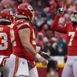 Chiefs, led by hobbled Mahomes, beat Jags 27-20 in playoffs