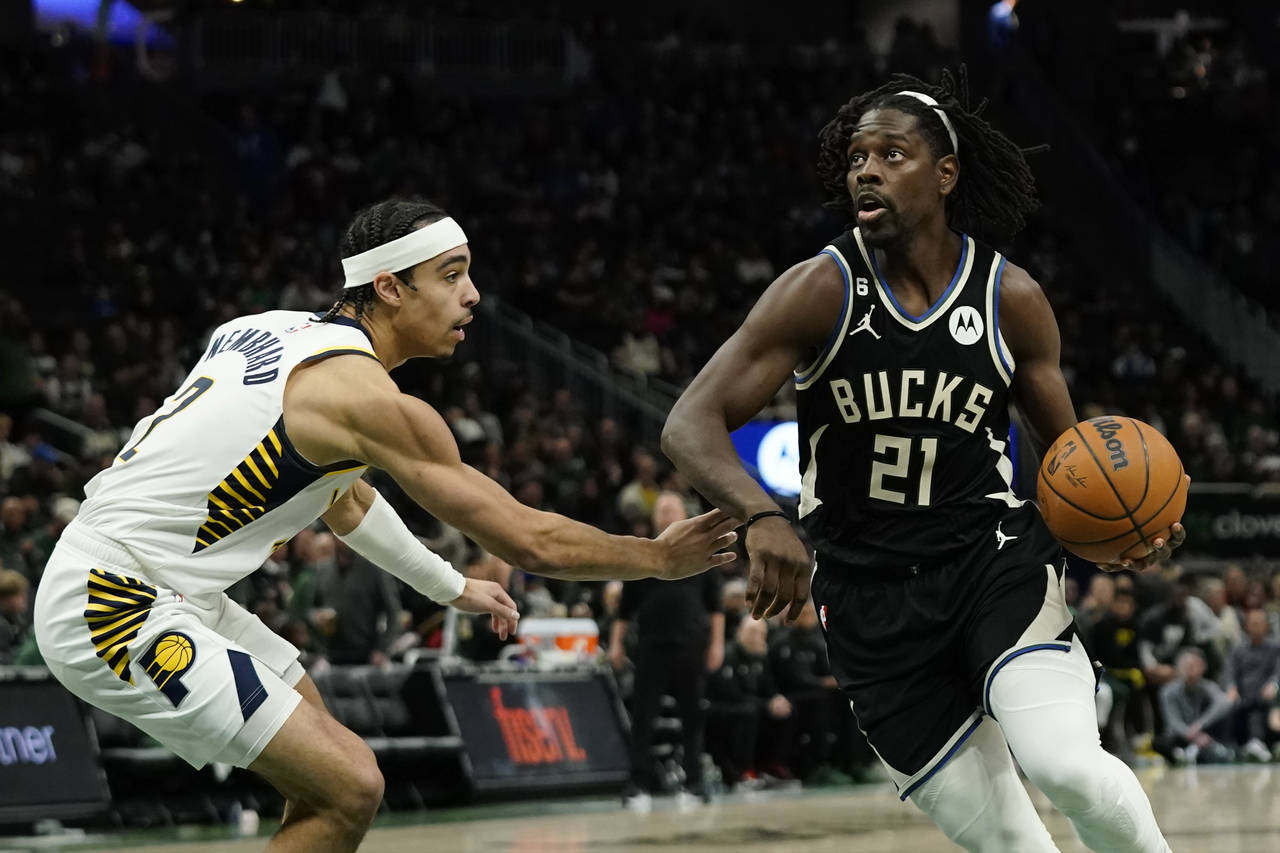 Milwaukee Bucks' Jrue Holiday (21) drives to the basket against Indiana Pacers' Andrew Nembhard dur...