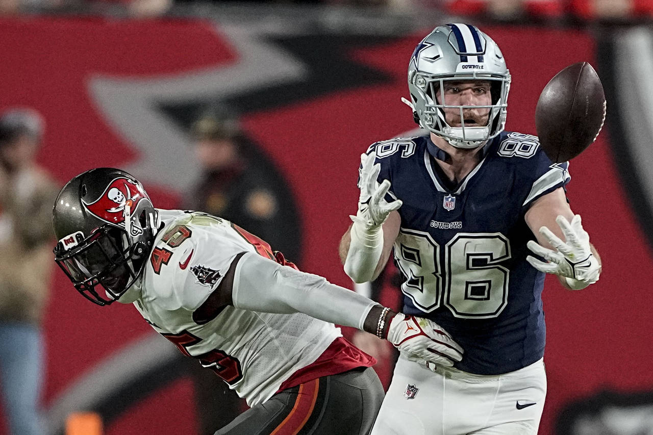 Dallas Cowboys tight end Dalton Schultz (86) vies for the catch against Tampa Bay Buccaneers lineba...