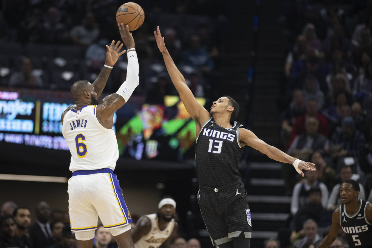 Los Angeles Lakers forward LeBron James (6) shoots over Sacramento Kings forward Keegan Murray (13)...