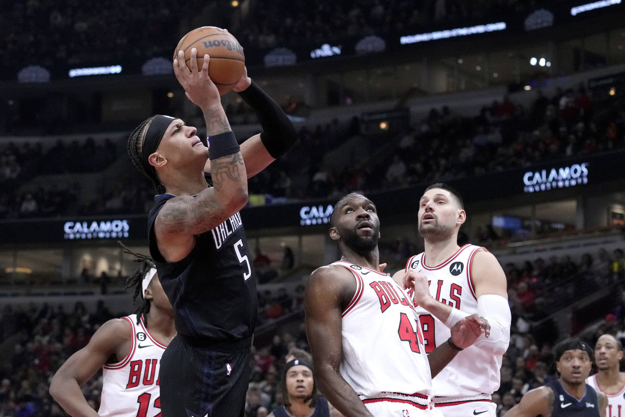 Orlando Magic's Paolo Banchero (5) shoots as Chicago Bulls' Patrick Williams (44) and Nikola Vucevi...
