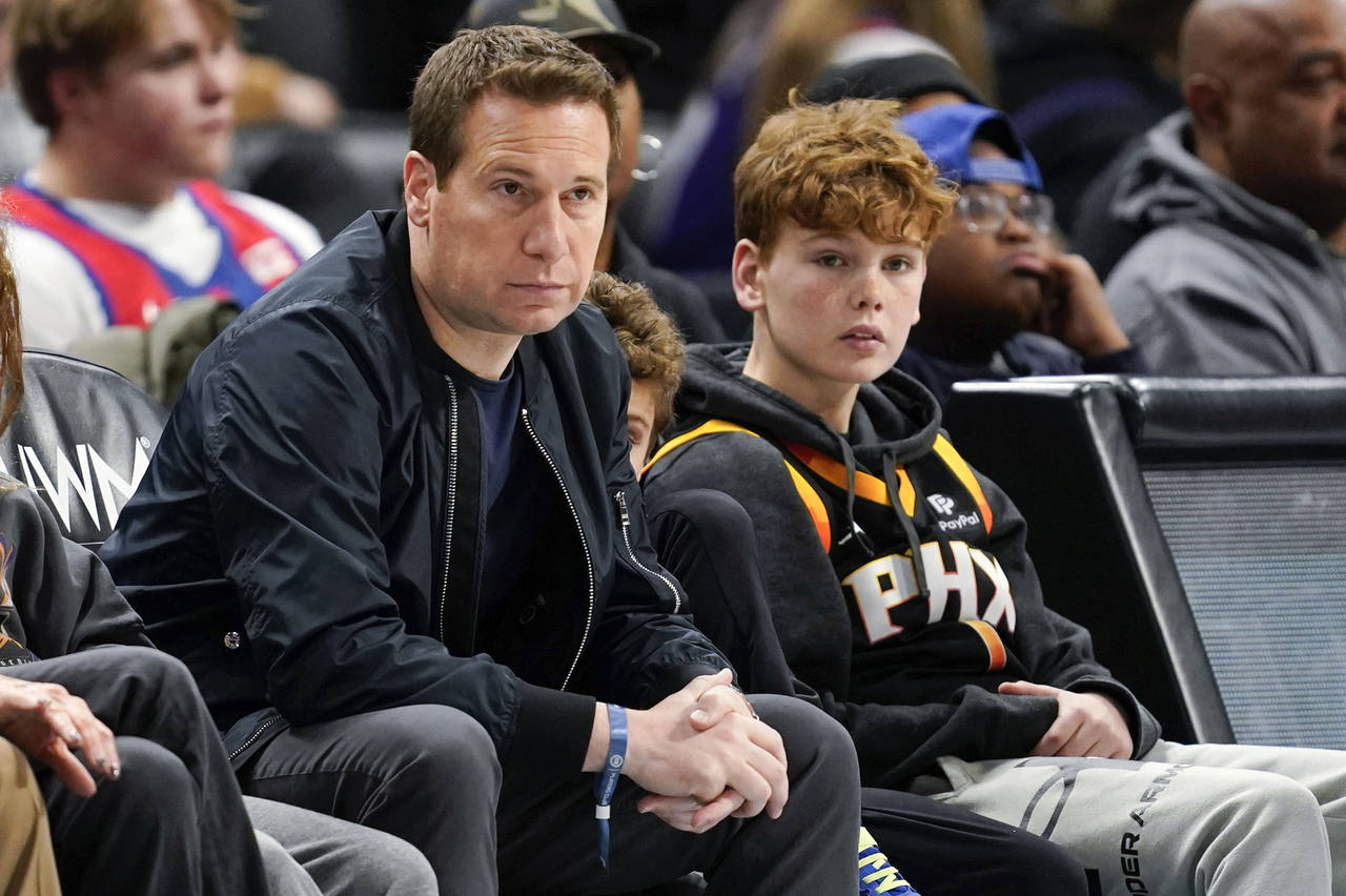 FILE -, Mat Ishbia, left, watches with his family during the second half of an NBA basketball game ...