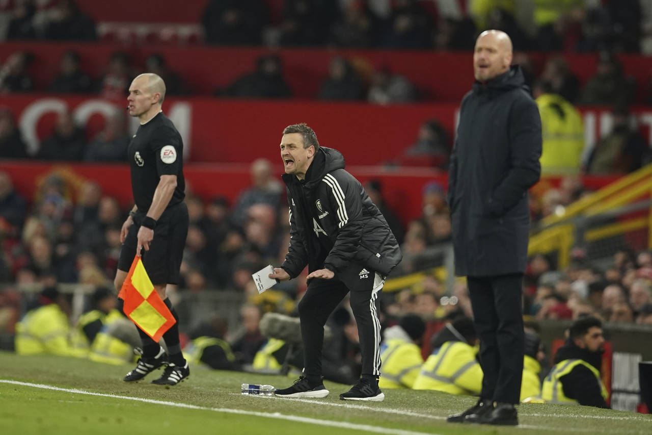 CORRECT ID TO MICHAEL SKUBALA , NOT SIMON HOOPER  - Leeds United's interim head coach Michael Skuba...