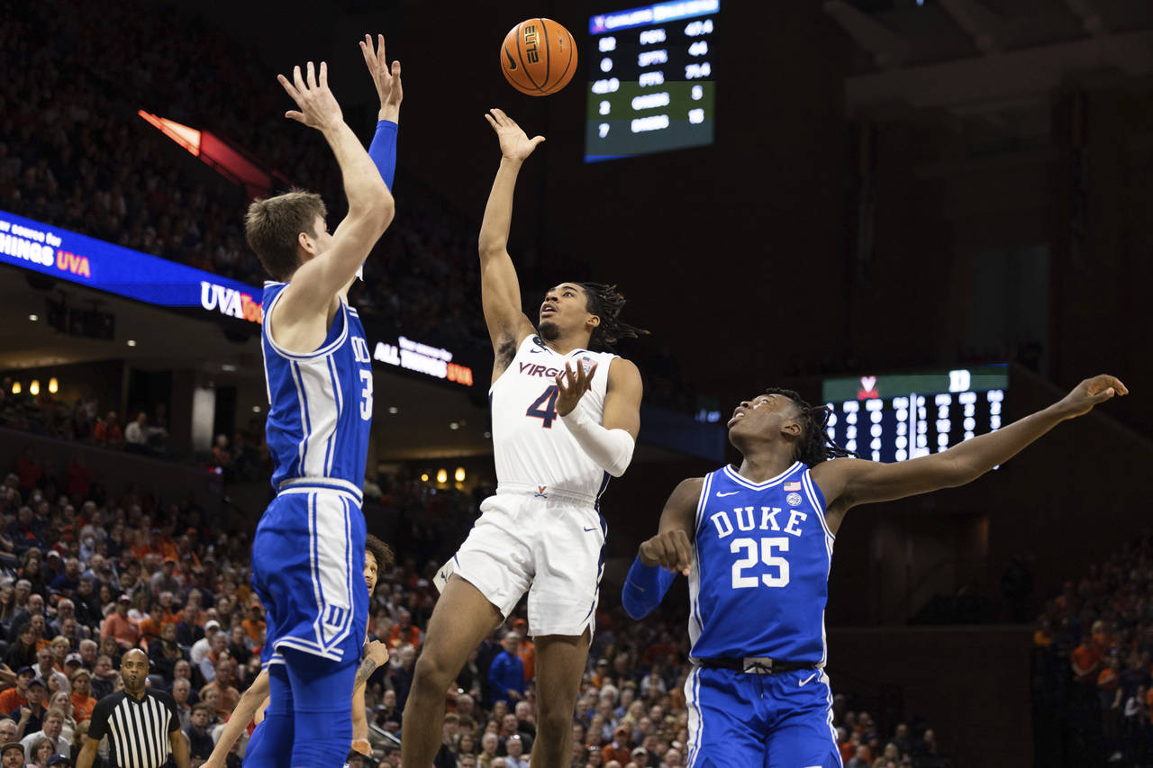 Virginia's Armaan Franklin (4) shoots the ball between Duke's Kyle Filipowski (30) and Mark Mitchel...
