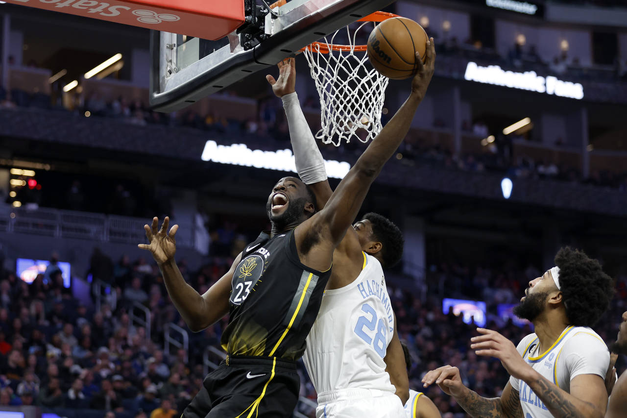 Golden State Warriors forward Draymond Green (23) shoots against Los Angeles Lakers forward Rui Hac...