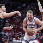 Murray hits eight 3-pointers as Kings beat Rockets 140-120
