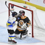 Ukrainians, Bruins celebrate unity arm-in-arm on the ice