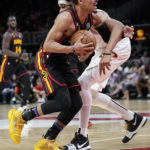 Hawks pull away in 1st half, rout Cavaliers 136-119
