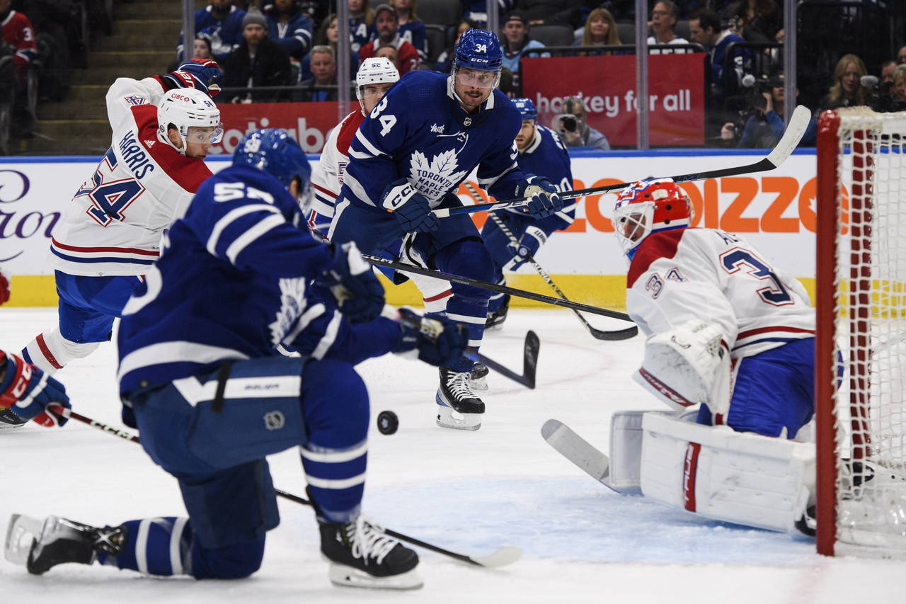 Toronto Maple Leafs forward Auston Matthews (34) passes to forward Michael Bunting (58) who scores ...