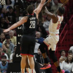Butler's dunk at end gives Heat 97-95 win over Rockets
