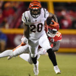 Bengals' Mixon charged, reportedly for pointing gun at woman