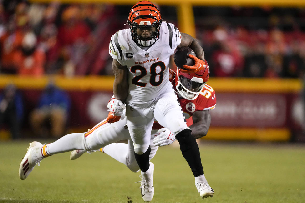 Cincinnati Bengals running back Joe Mixon (28) runs against Kansas City Chiefs linebacker Willie Ga...