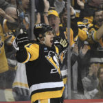 Penguins score 6 in 2nd period, beat Lightning 7-3