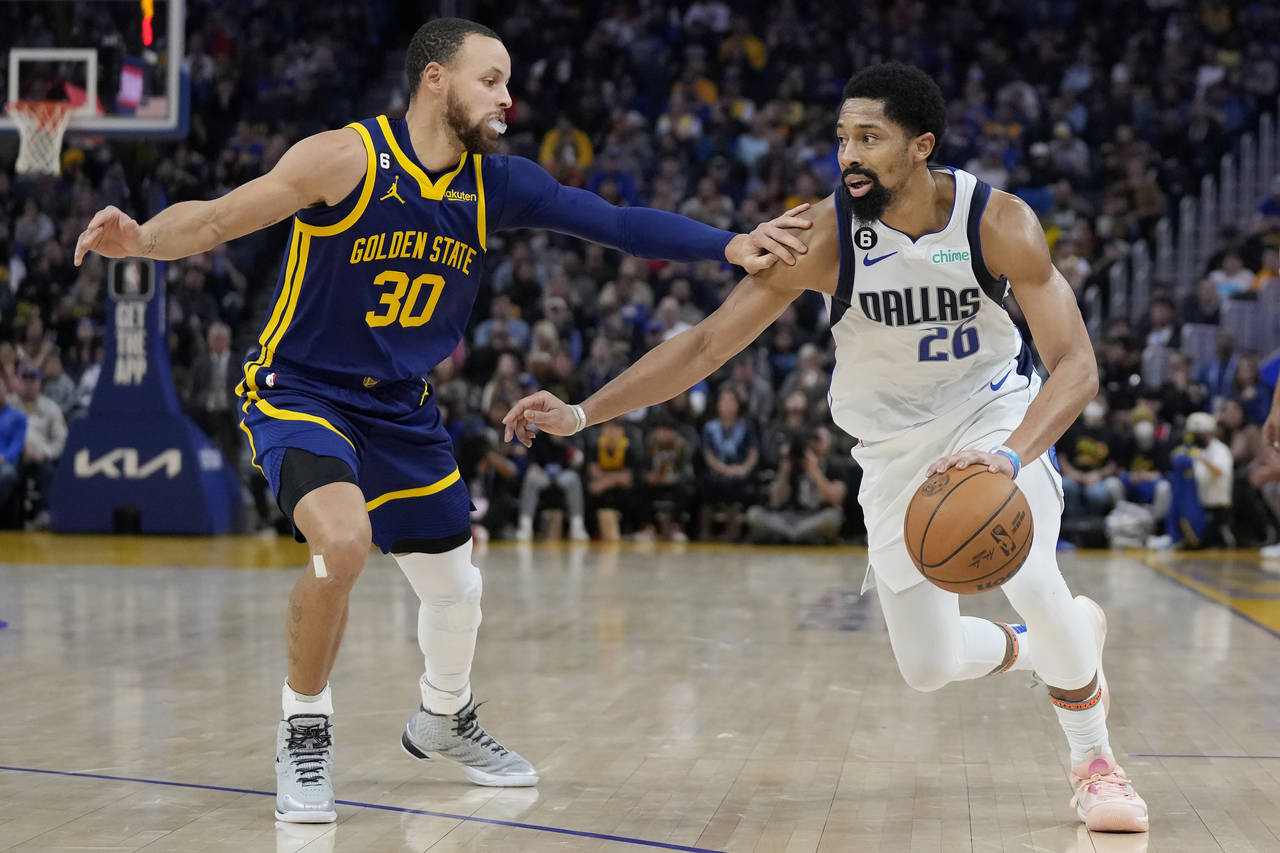 Dallas Mavericks guard Spencer Dinwiddie (26) drives to the basket against Golden State Warriors gu...