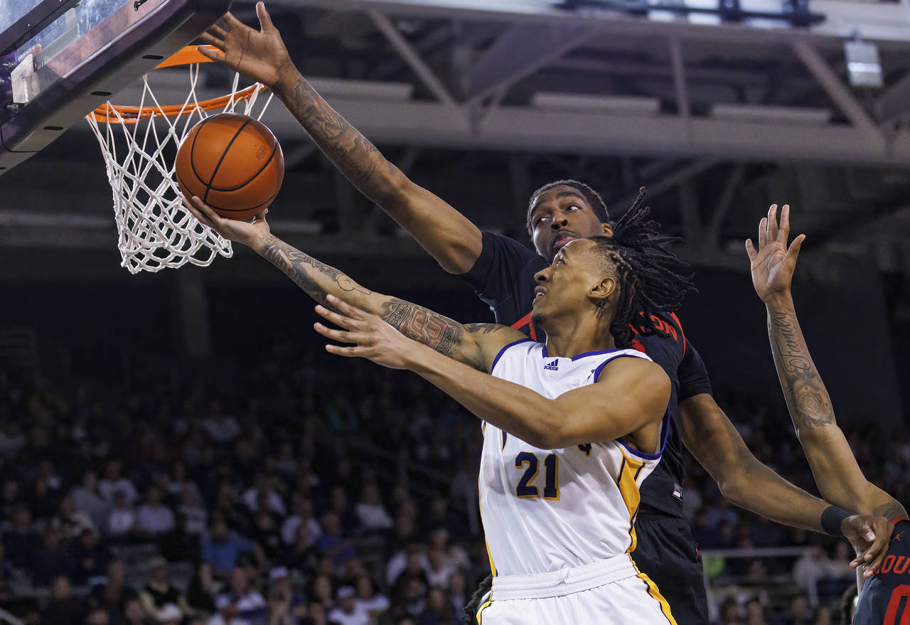 East Carolina's Jaden Walker (21) shoots against Houston's Ja'Vier Francis, rear, during the second...