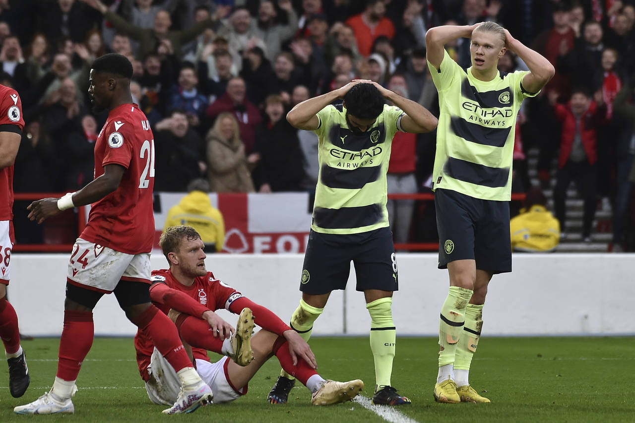 Manchester City's Ilkay Gundogan, second right, and Manchester City's Erling Haaland, right, react ...