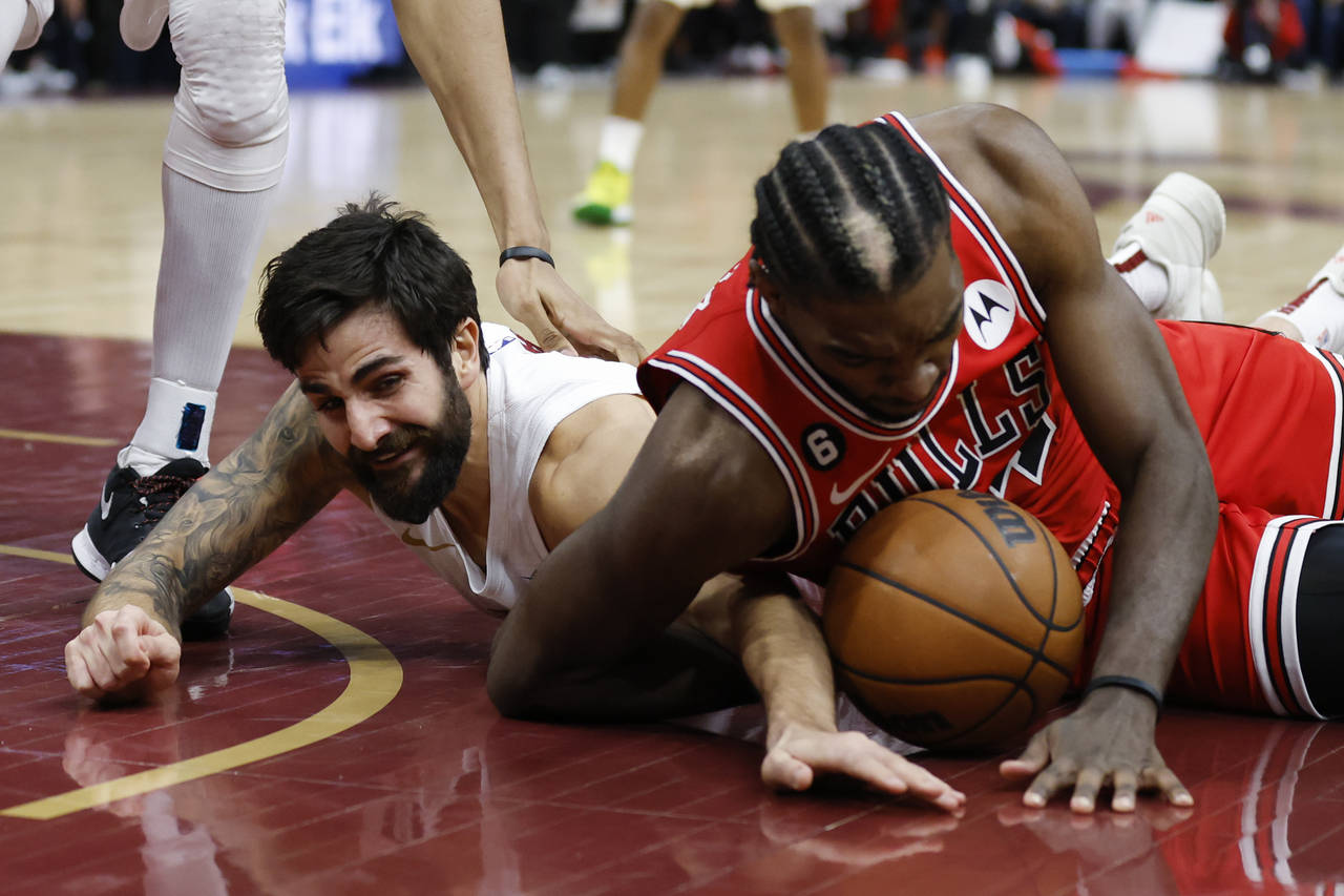 Cleveland Cavaliers guard Ricky Rubio, left, and Chicago Bulls forward Patrick Williams scramble fo...
