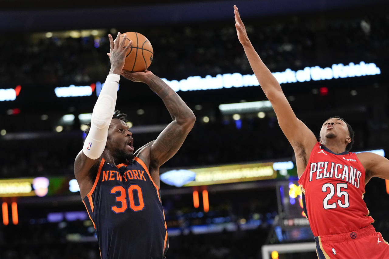 New York Knicks forward Julius Randle (30) shoots a 3-point basket past New Orleans Pelicans guard ...