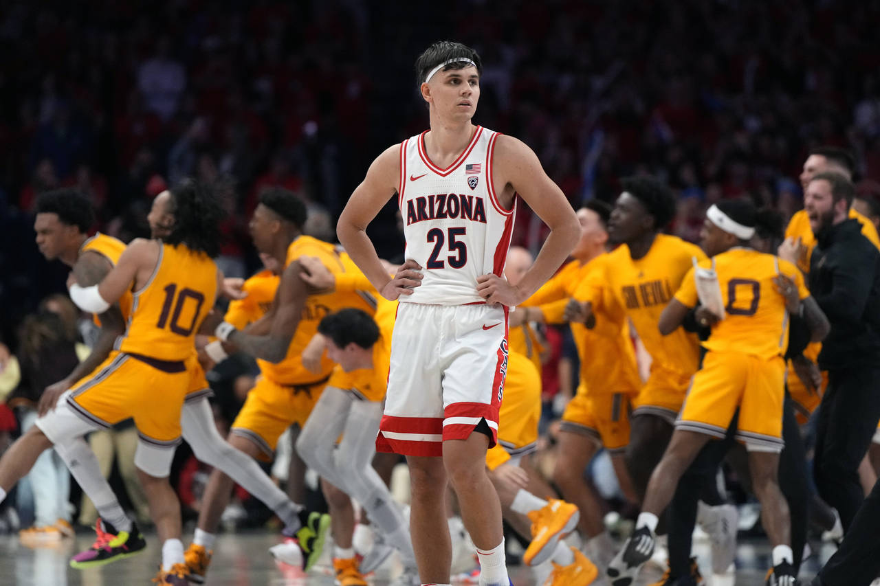 Arizona guard Kerr Kriisa (25) reacts after Arizona State guard Desmond Cambridge Jr. hits a three ...