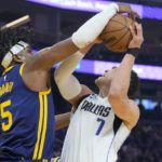 Curry injures left leg leading Warriors over Mavs 119-113