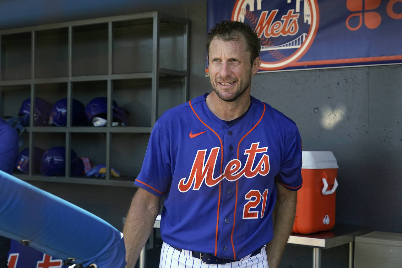 New York Mets pitcher Max Scherzer prepares to throw live batting practice during spring training b...