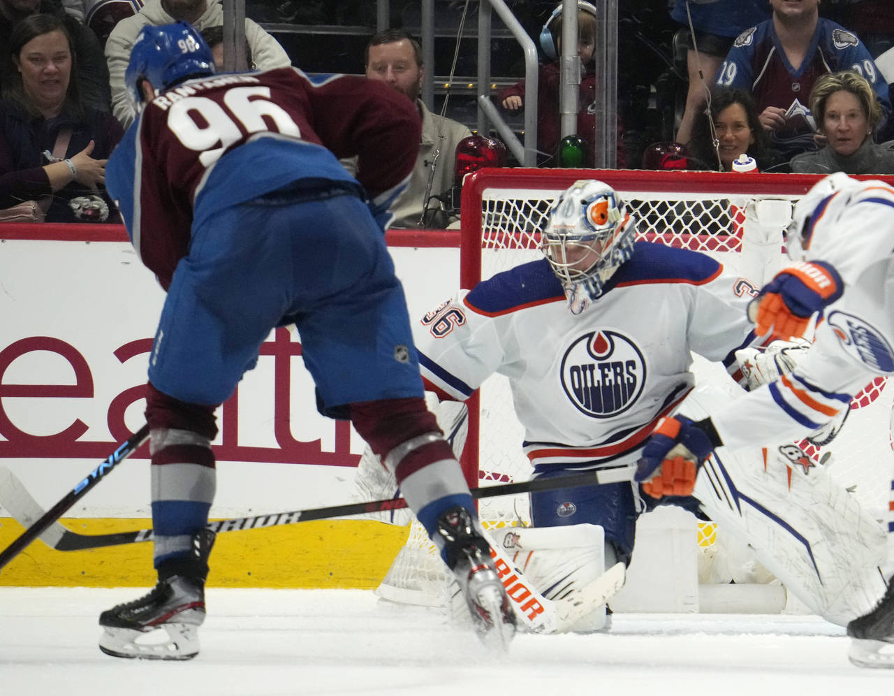 Colorado Avalanche right wing Mikko Rantanen, left, lines up a shot to score the winning goal past ...