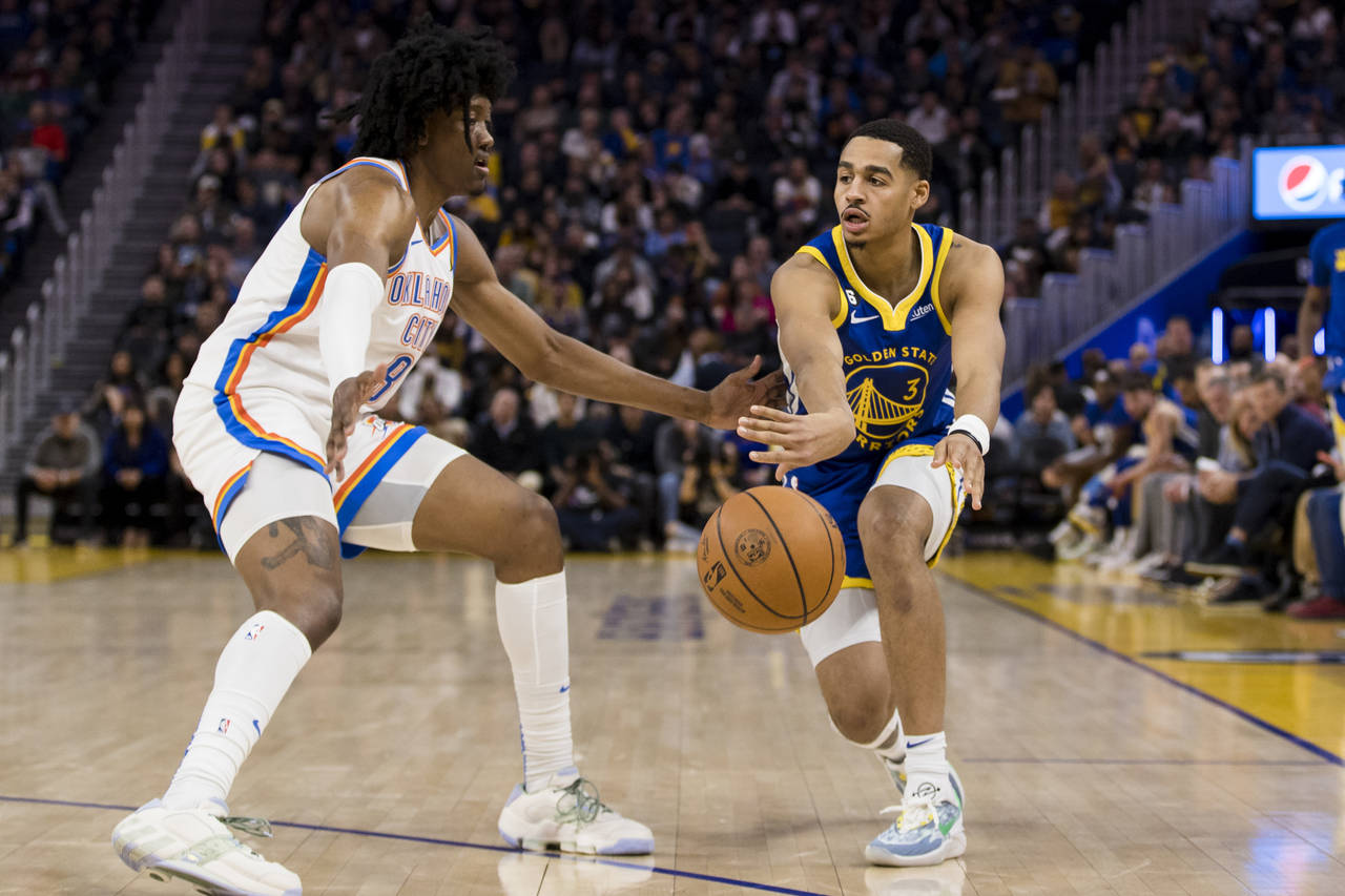Golden State Warriors guard Jordan Poole (3) passes the ball past Oklahoma City Thunder forward Jal...