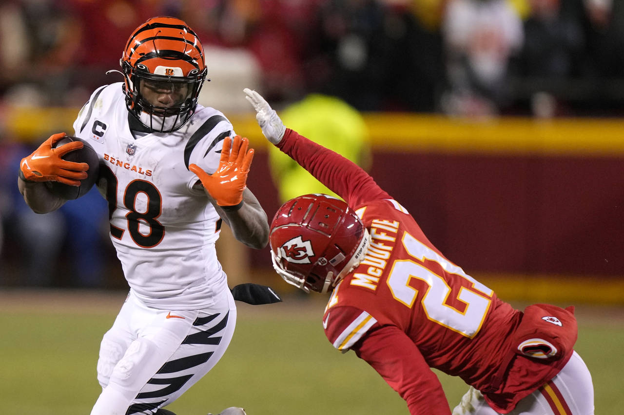 Cincinnati Bengals running back Joe Mixon (28) runs against Kansas City Chiefs cornerback Trent McD...