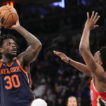 Knicks rout Pelicans while honoring 1973 championship squad