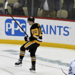 Penguins score 6 in 2nd period, beat Lightning 7-3