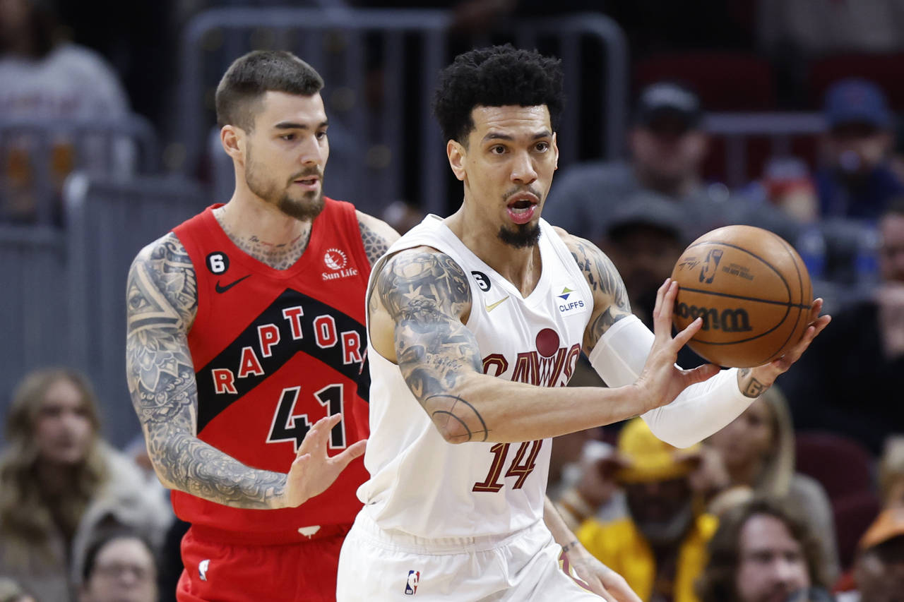 Cleveland Cavaliers forward Danny Green (14) passes against Toronto Raptors forward Juancho Hernang...