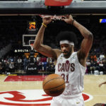 Hawks pull away in 1st half, rout Cavaliers 136-119