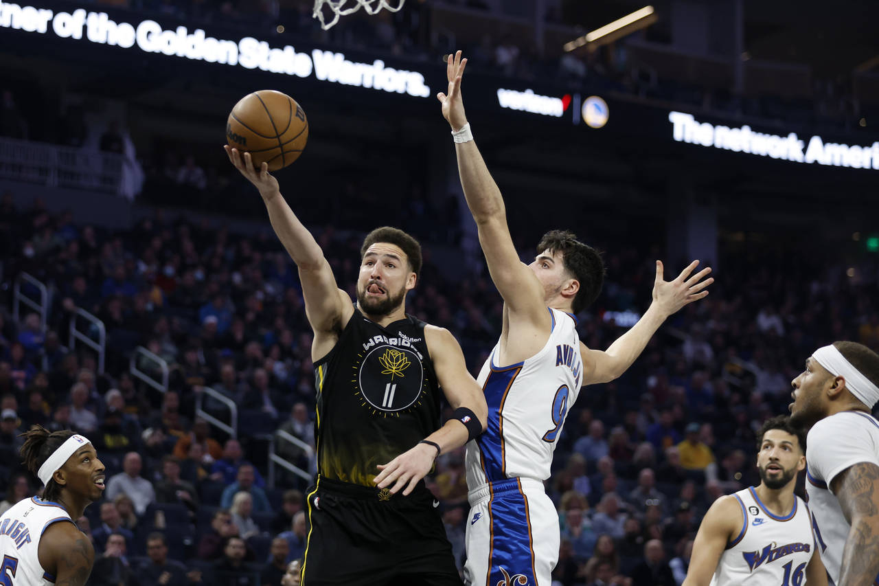 Golden State Warriors guard Klay Thompson (11) shoots against Washington Wizards forward Deni Avdij...