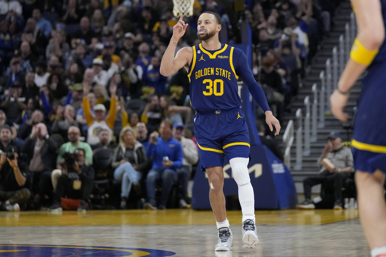 Golden State Warriors guard Stephen Curry (30) gestures after scoring against the Dallas Mavericks ...