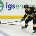 Islanders rally in the third to stun Penguins, 4-2