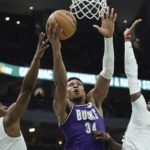 Antetokounmpo scores 54 points, Bucks beat Clippers 106-105