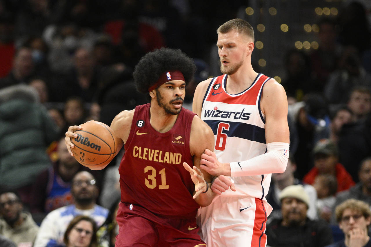 Cleveland Cavaliers center Jarrett Allen (31) dribbles the ball against Washington Wizards center K...
