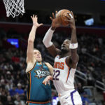 Ayton has 31 points and 16 rebounds, Suns beat Pistons