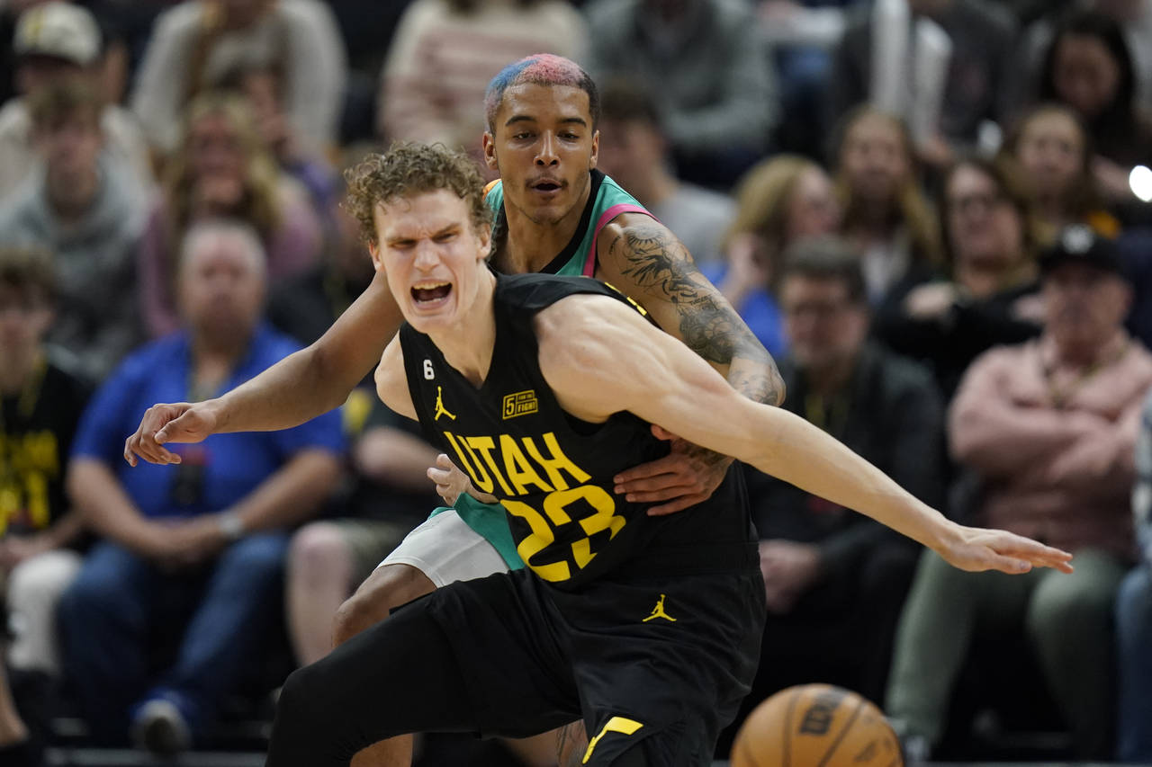 San Antonio Spurs forward Jeremy Sochan, right, defends against Utah Jazz forward Lauri Markkanen (...