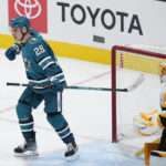 Maple Leafs up ante in East by making trade with Blackhawks